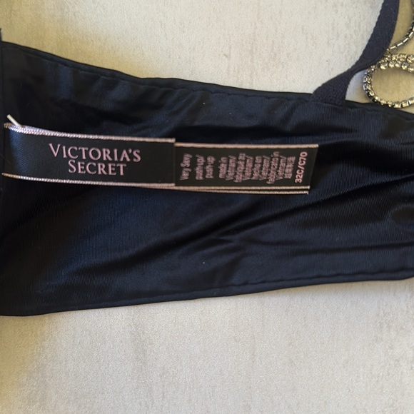 Black Victoria's Secret bra. - Picture 3 of 5